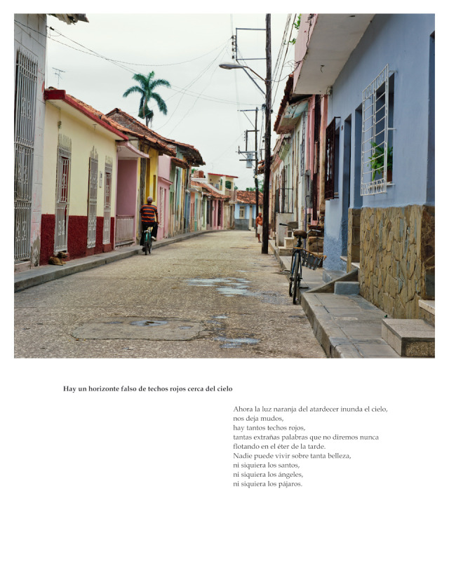 Hay un horizonte falso de techos rojos cerca del cielo